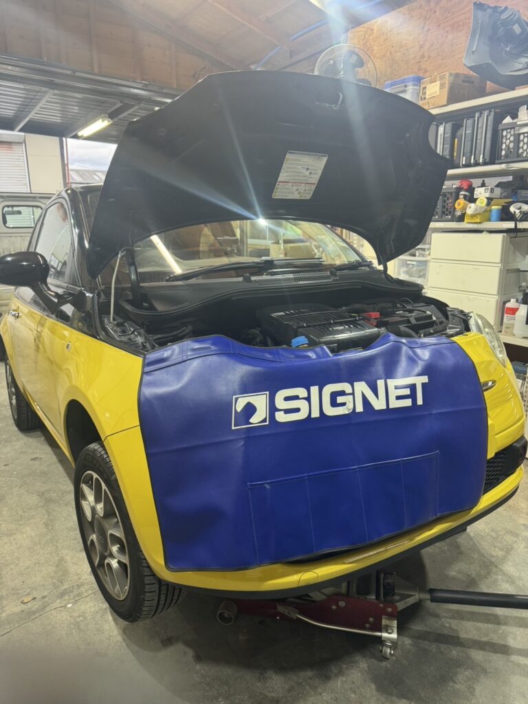 ボンネットを開けて点検作業中のFIAT500