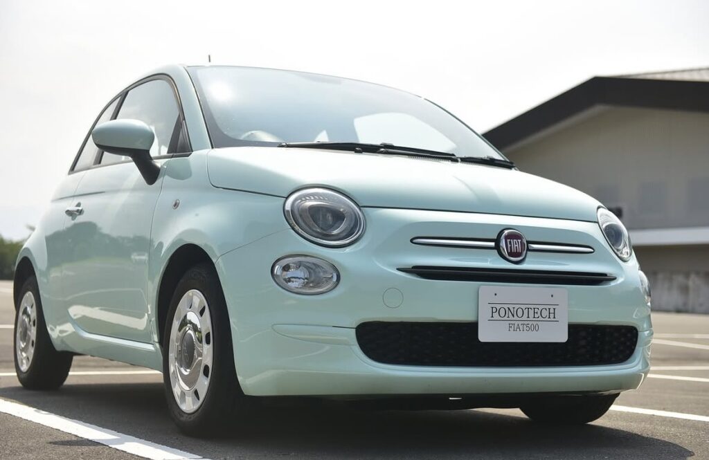 淡いミントグリーンのFIAT500